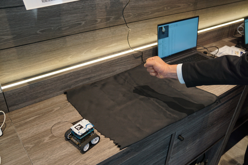 グー・チョキ・パーのジェスチャーでミニカーを動かすことができる知能技術の展示