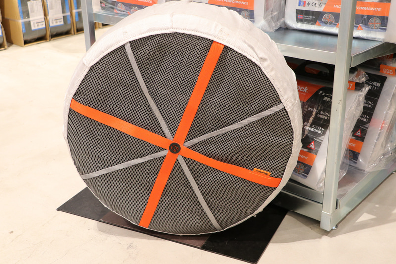 非金属タイプチェーンの次に人気なのが「オートソック」で、タイヤにがばっと被せるだけの緊急用タイヤ滑りカバーだ。参考価格はスタンダードタイプ（軽自動車用）が1万228円で、ハイパフォーマンスタイプ（乗用車用）が1万3198円となっている。収納スペースが小さくて済むのもメリットの1つ