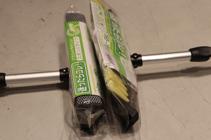 コンパクトカーや屋根の低いクルマなら1000円以下のタイプでも十分雪かきができるという。先端がブラシタイプとスポンジタイプがある