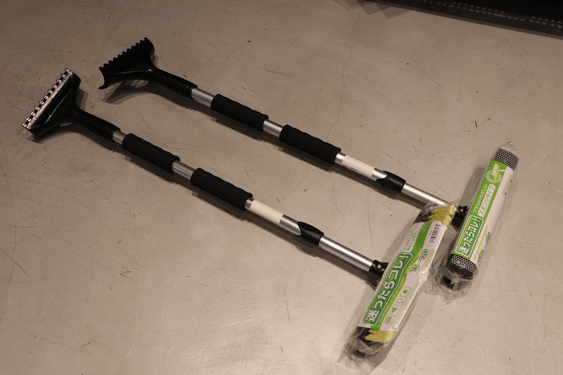コンパクトカーや屋根の低いクルマなら1000円以下のタイプでも十分雪かきができるという。先端がブラシタイプとスポンジタイプがある