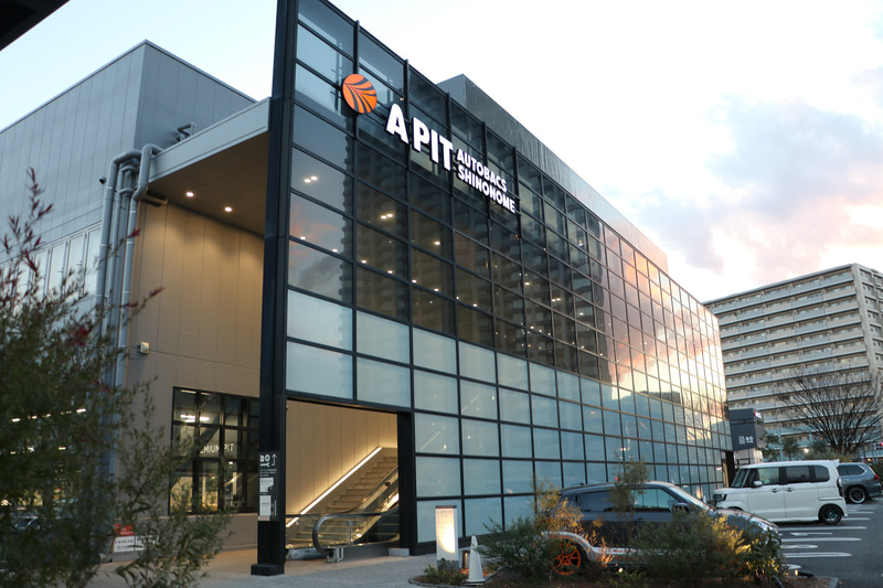 今回情報を聞いたのは東京都江東区にある「A PIT AUTOBACS SHINONOME」。カーアイテムだけでなく、スターバックスコーヒーや本屋、アウトドアグッズなども取り揃える新タイプのカー用品店