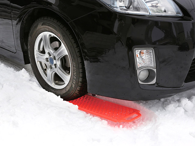 クレトムの「ハニカムヘルパー」は2枚入りで参考価格は2000円。これを使う事態に陥りたくないが、クルマに積んでおくだけで安心感が違う