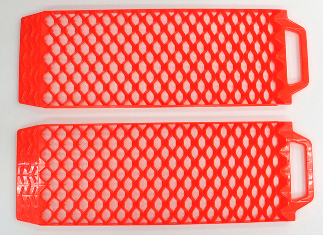 クレトムの「ハニカムヘルパー」は2枚入りで参考価格は2000円。これを使う事態に陥りたくないが、クルマに積んでおくだけで安心感が違う