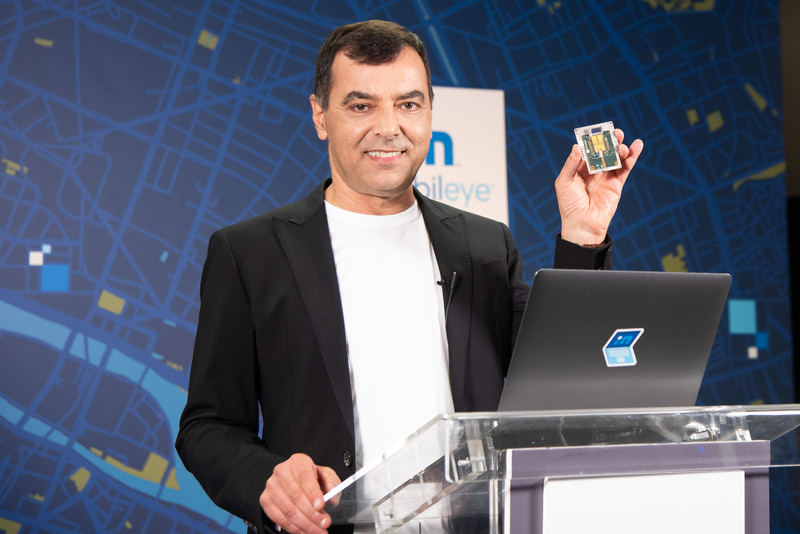 シリコンフォトニクスの技術を応用したLIDAR SoCとなるチップを手に持つMobileye CEO アムノン・シャシュア氏
