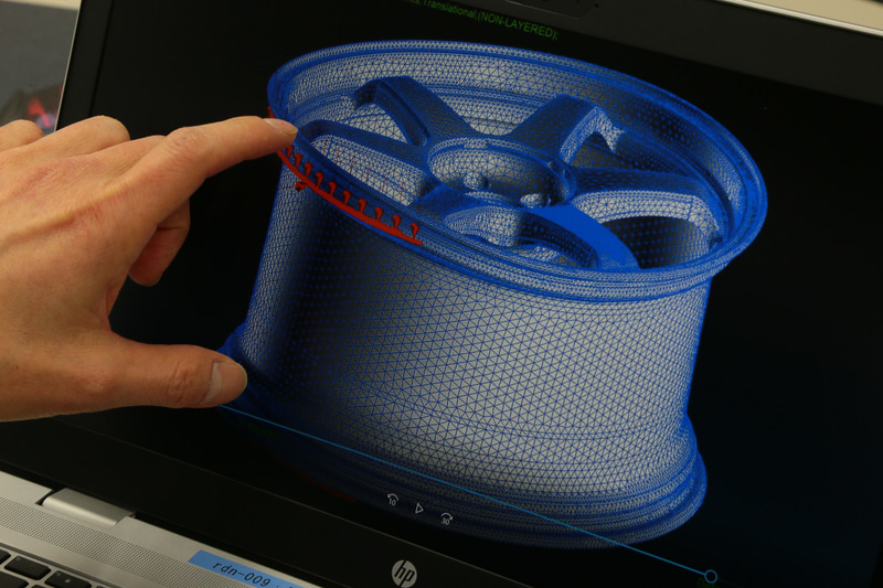 レイズR&Dでは独自の解析ソフトを用いてホイールの設計を行なっていて、最初は山口氏から渡される要件とデザイナーが描いたデザイン画から、叩き台となる3Dデータを作るという