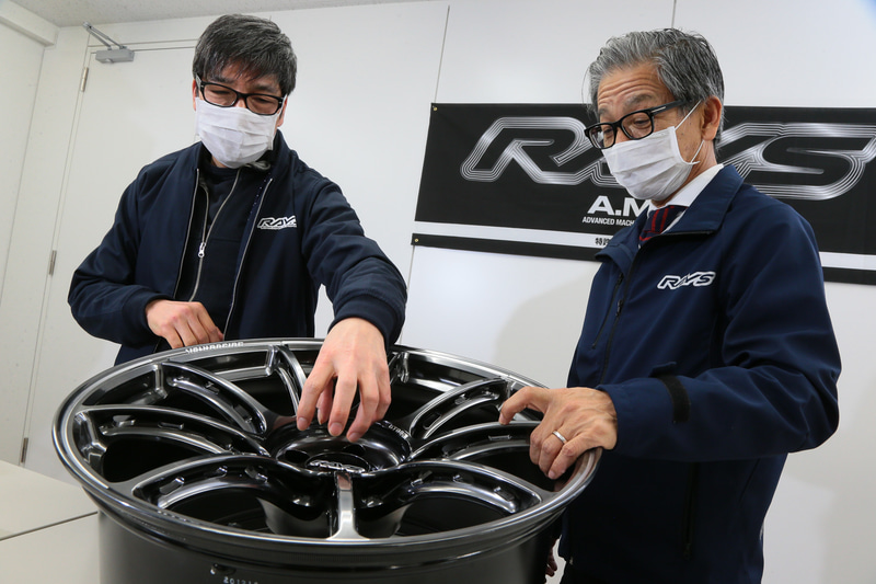 レイズR&Dは鍛造ホイールの設計のほかに鍛造工程に使用する「金型」の設計、製造まで受け持つので、提示された特徴的なエッセンスや表現などの要望を実現するための金型をどうやって作ればいいのかまで検討し、具現化している