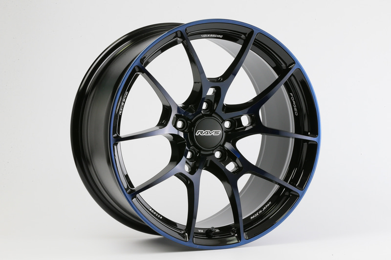 画像はG025。スポークが非常に細く、スポーク付け根部分などには軽量化とデザイン性アップのための削りこみ＆穴開け加工も施される。一見すると強度、剛性的に無茶な作りに見えるが、最新の解析によって「安全」が保証されたデザイン