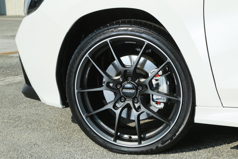 画像はG025。スポークが非常に細く、スポーク付け根部分などには軽量化とデザイン性アップのための削りこみ＆穴開け加工も施される。一見すると強度、剛性的に無茶な作りに見えるが、最新の解析によって「安全」が保証されたデザイン