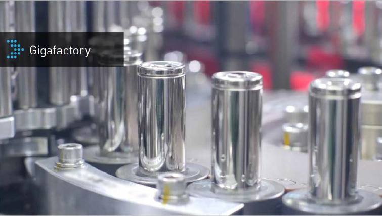 米ネバダ州のギガファクトリーではテスラ向けのEVバッテリーを生産。テスラ向けの新たな電池である4680は、エネルギー密度を高めた新たなセルモデルで、導入時には世界最高のエネルギー密度を持つ車載用バッテリーになるという