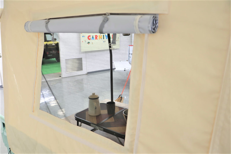 ロールアップ式の窓