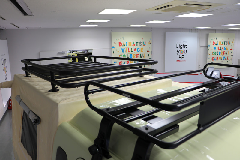 運転席のルーフに装着してあるキャリアーは、純正オプションの「ルーフラック」で、最大積載量25Kg。価格は3万3330円