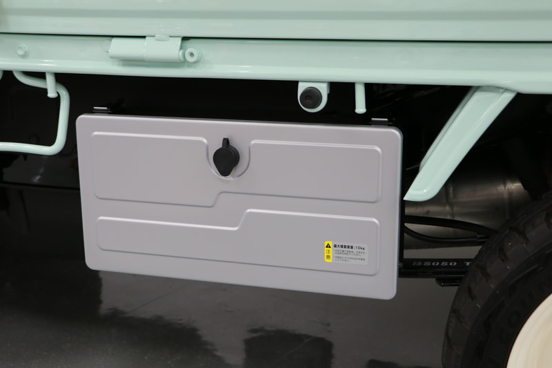 クルマの左サイドに装着されている鍵付きの工具箱は、純正の作業補助アイテムで1万8678円