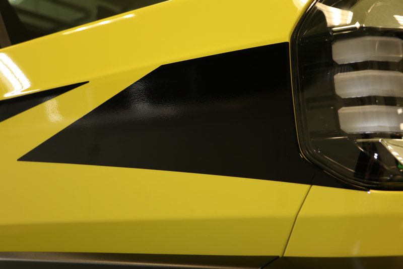 ヘッドライト横の黒いシールからは、月や山脈が浮かび上がる