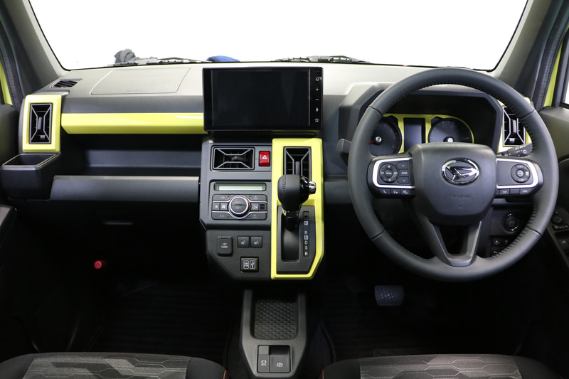 内装は通常はオレンジの部分が、ボディと同色のイエローに塗装されている