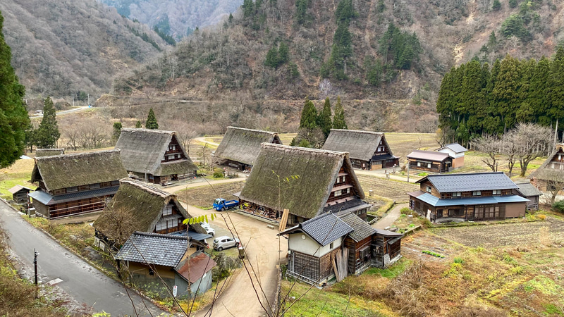 険しい山岳地帯の富山県五箇山地方に、昔ながらの風景が今も残る「五箇山合掌の里」。1995年にユネスコ世界遺産の「文化遺産」に登録されました。宿泊体験のほか、合掌造りの家でいただけるお食事も予約可能だそうです。マイカーだと、東海北陸自動車道の五箇山ICで降りるとすぐです。現在は大雪による規制や通行止めなどの可能性もありますので、必ず情報をチェックしてくださいね