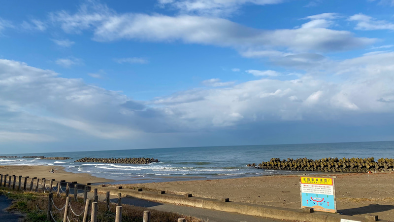 東海北陸自動車道「徳光PA」より、まだ雪が降る前の静かな日本海を臨みました。海沿いをのんびりお散歩したり、展望台もあるのでコーヒーを飲みながら眺めたり、ドライブ中の休憩にぴったりです。私たちは見逃してしまいましたが、これを買うためだけに徳光PAに来る、という人も多いあんころ餅が名物だそうです