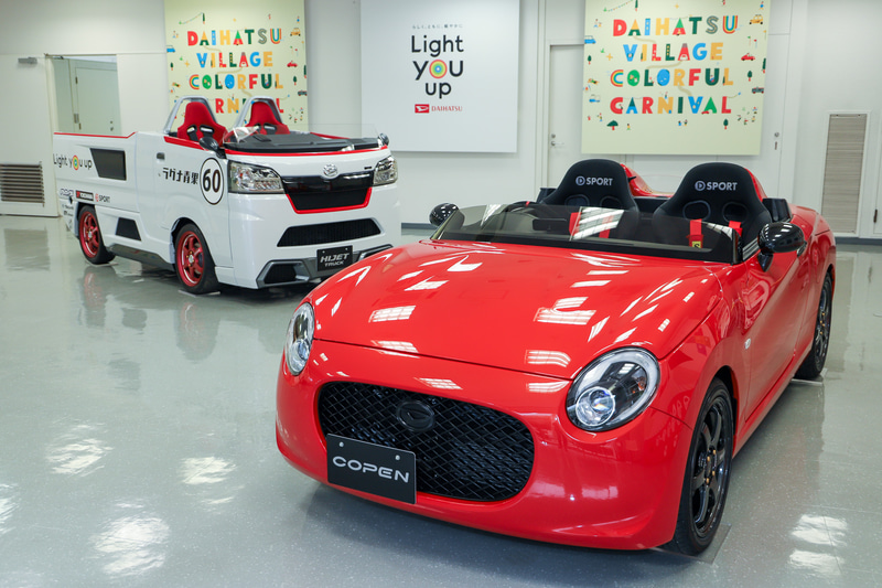 「コペン スパイダーVer.」（手前）。奥は「ハイゼット ジャンボ スポルツァVer.」