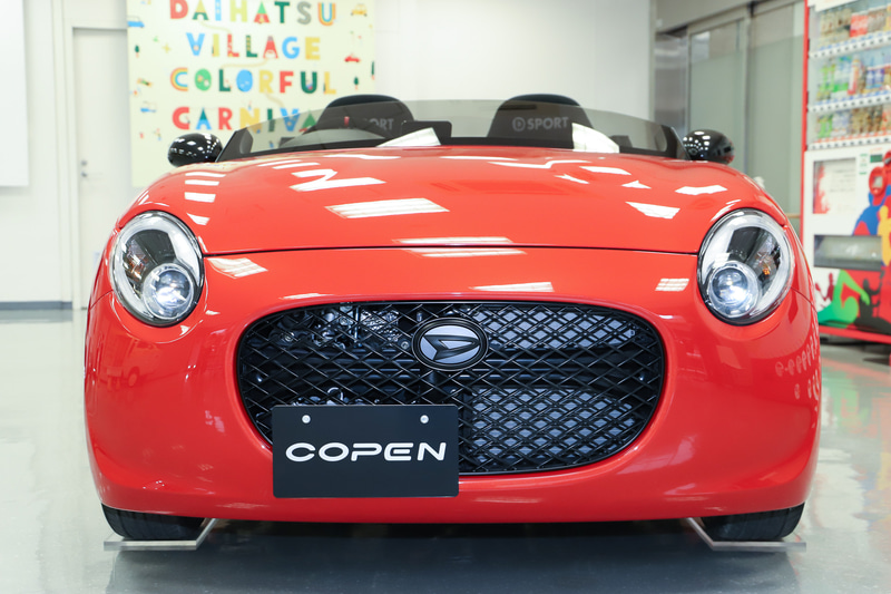 電動ルーフを大胆にそぎ落とし、車両全体で100kg軽量化。前後のデザインもベースから変更してスポーティなイメージを強めている