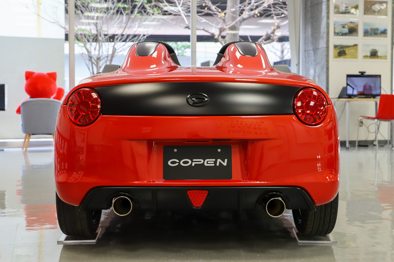 電動ルーフを大胆にそぎ落とし、車両全体で100kg軽量化。前後のデザインもベースから変更してスポーティなイメージを強めている