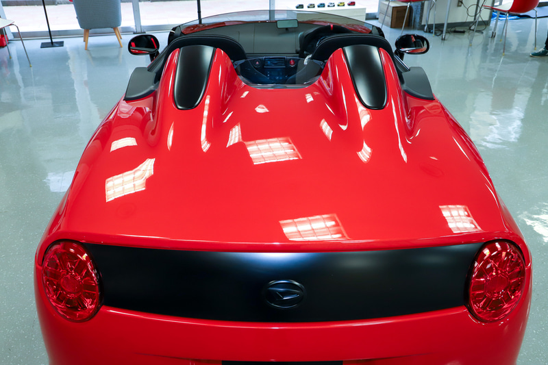 電動ルーフを大胆にそぎ落とし、車両全体で100kg軽量化。前後のデザインもベースから変更してスポーティなイメージを強めている