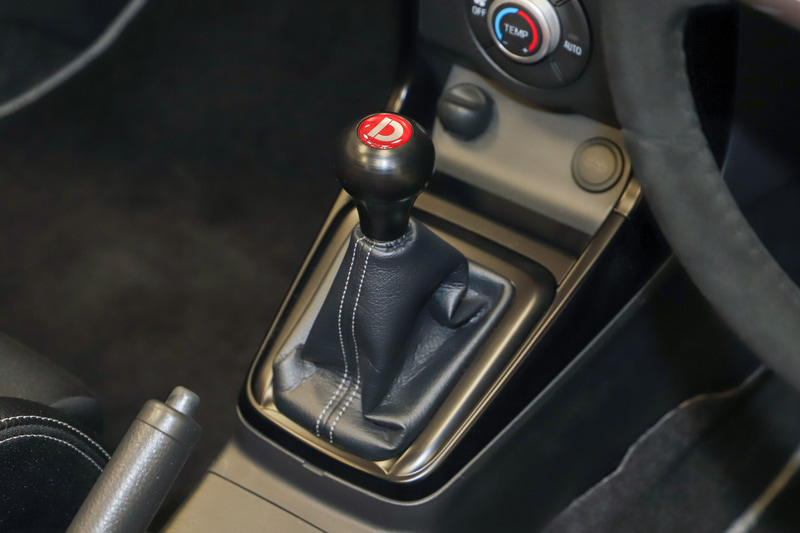 バケットシート、Sabeltの4点式シートベルトなどを装着し、シンプルでスパルタンな印象の内装に仕上がっている