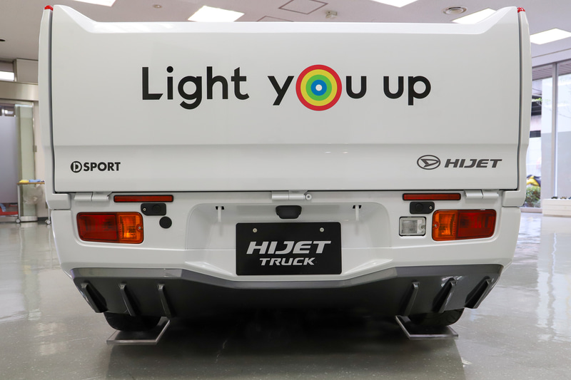 屋根を切り落として果樹園で使用されている軽トラックから着想を得て、レーシーなカスタマイズを施した