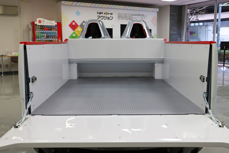 屋根を切り落として果樹園で使用されている軽トラックから着想を得て、レーシーなカスタマイズを施した