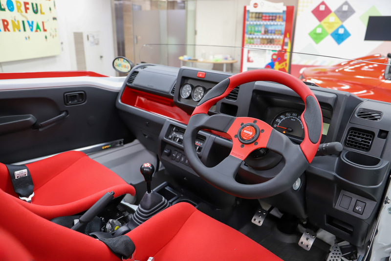 内装は、“還暦祝い”もイメージした赤が映える。屋根がなくなった分の剛性を確保するため、D-SPORTのバーを追加している