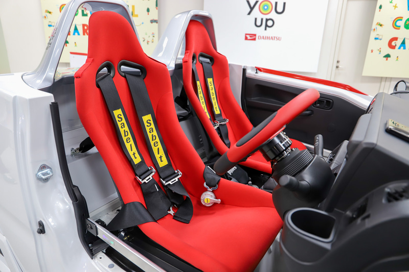 内装は、“還暦祝い”もイメージした赤が映える。屋根がなくなった分の剛性を確保するため、D-SPORTのバーを追加している