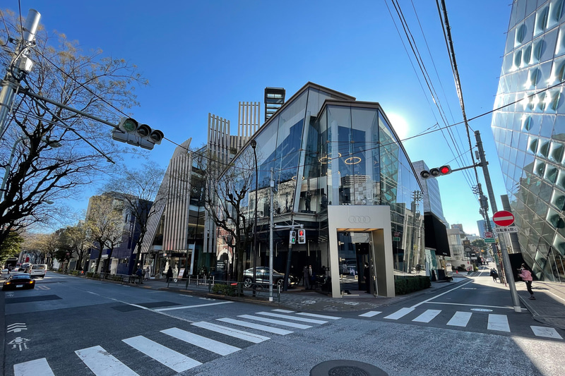 「Audi House of Progress Tokyo」は高級ブランドや多くのセレクトショップが立ち並ぶ東京都港区南青山にある