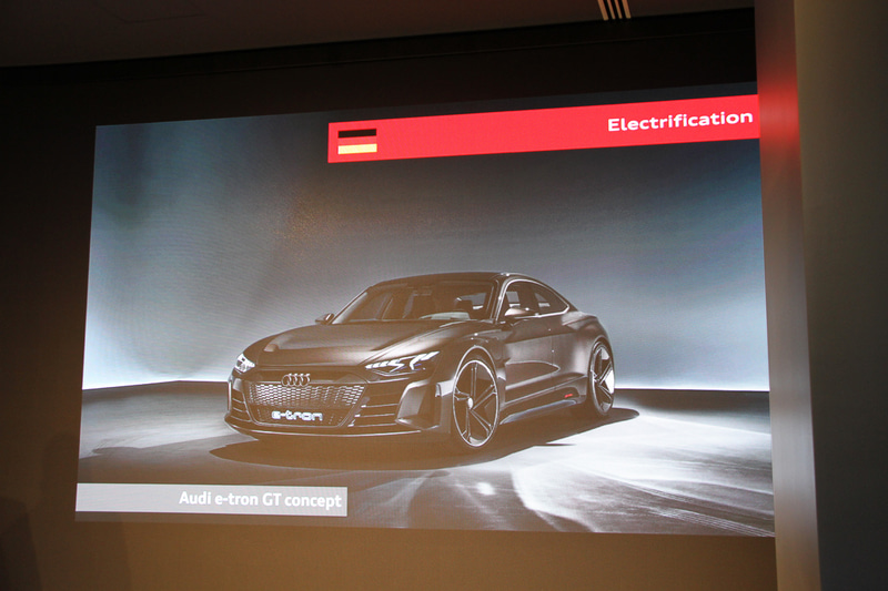 今後導入が予定されているe-tron GT（左）とQ4 e-tron/Q4 Sportback e-tron（右）