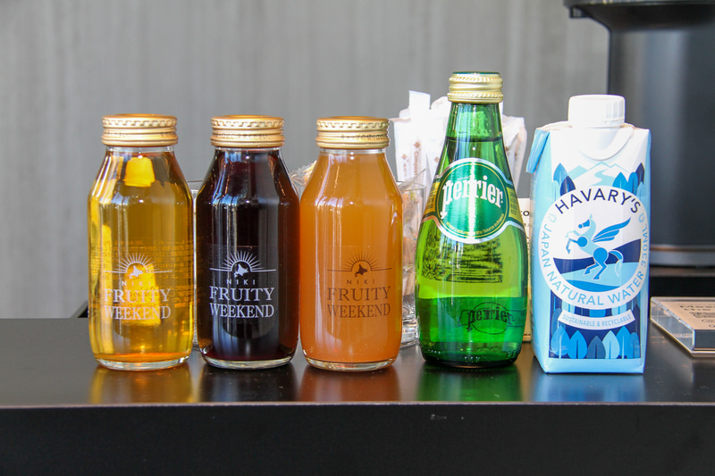 2階にはくつろげるスペースが用意され、サステイナブル素材に留意したドリンクなどの提供も行なわれる