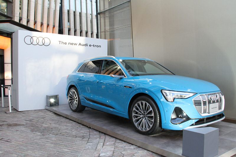 e-tron 50 quattroのボディサイズは4900×1935×1630mm（全長×全幅×全高）、ホイールベースは2930mm。バッテリー容量は71kWhで、最高出力230kW、最大トルク540Nmを発生。満充電での航続距離は316km