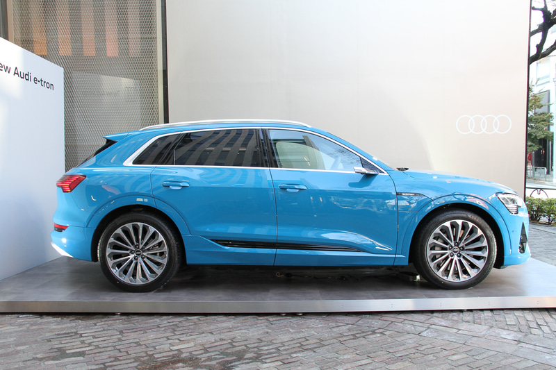 e-tron 50 quattroのボディサイズは4900×1935×1630mm（全長×全幅×全高）、ホイールベースは2930mm。バッテリー容量は71kWhで、最高出力230kW、最大トルク540Nmを発生。満充電での航続距離は316km