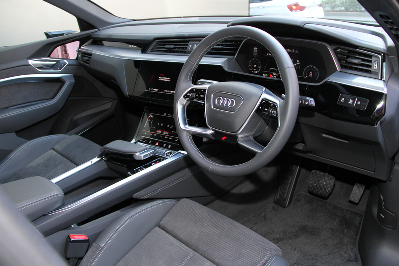 e-tron 50 quattroのインテリア。アダプティブエアサスペンションを全車に標準装備し、バーチャルエクステリアミラーはオプション設定