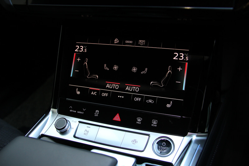 e-tron 50 quattroのインテリア。アダプティブエアサスペンションを全車に標準装備し、バーチャルエクステリアミラーはオプション設定