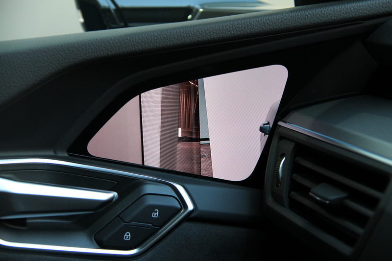 e-tron 50 quattroのインテリア。アダプティブエアサスペンションを全車に標準装備し、バーチャルエクステリアミラーはオプション設定