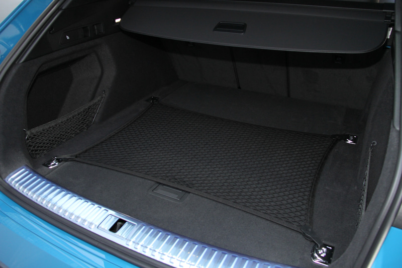 トランク容量は660L。クーペ調のルーフラインを備えた「e-tron Sportback」が616Lなので使い勝手が高まった