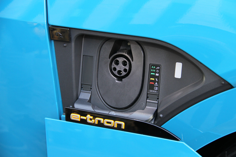 e-tron 50 quattroのボディサイズは4900×1935×1630mm（全長×全幅×全高）、ホイールベースは2930mm。バッテリー容量は71kWhで、最高出力230kW、最大トルク540Nmを発生。満充電での航続距離は316km