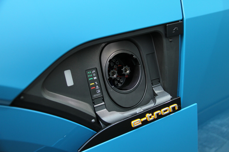 e-tron 50 quattroのボディサイズは4900×1935×1630mm（全長×全幅×全高）、ホイールベースは2930mm。バッテリー容量は71kWhで、最高出力230kW、最大トルク540Nmを発生。満充電での航続距離は316km