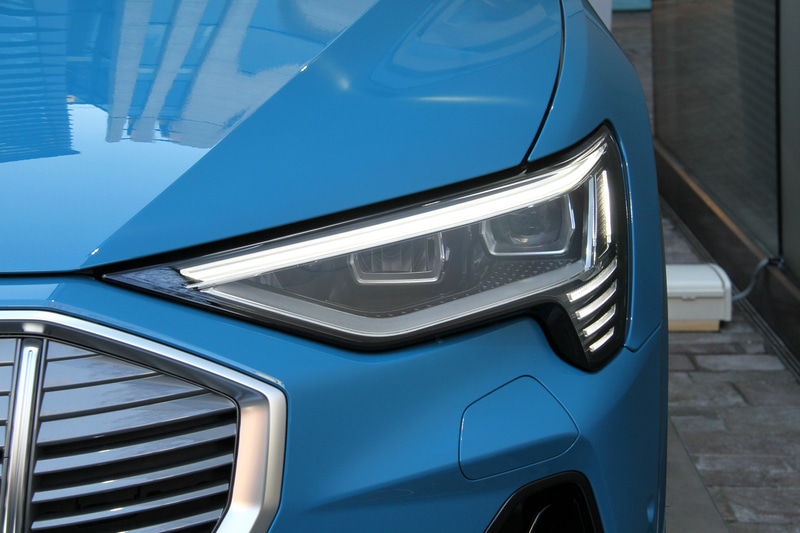 e-tron 50 quattroのボディサイズは4900×1935×1630mm（全長×全幅×全高）、ホイールベースは2930mm。バッテリー容量は71kWhで、最高出力230kW、最大トルク540Nmを発生。満充電での航続距離は316km