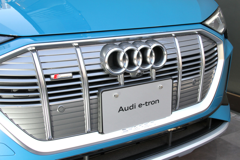 e-tron 50 quattroのボディサイズは4900×1935×1630mm（全長×全幅×全高）、ホイールベースは2930mm。バッテリー容量は71kWhで、最高出力230kW、最大トルク540Nmを発生。満充電での航続距離は316km