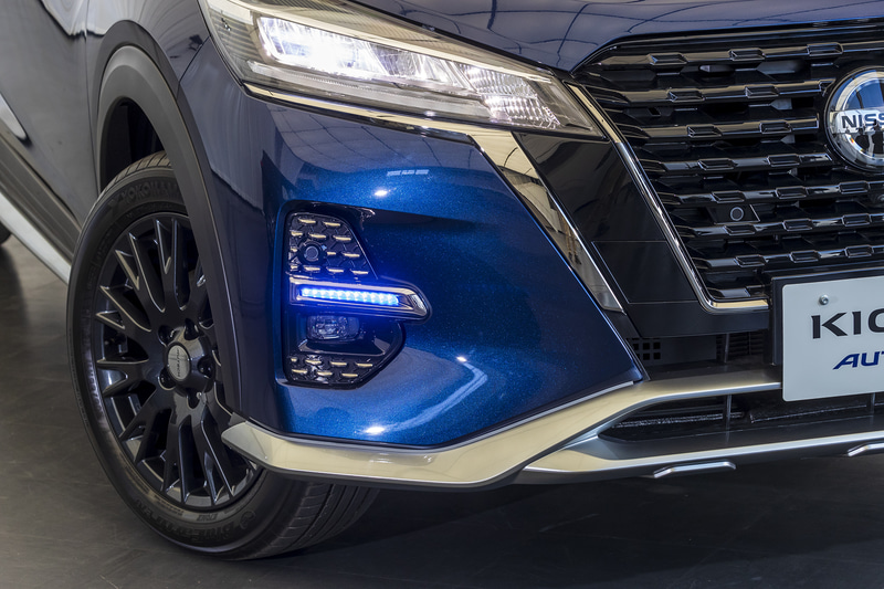 ダーククロームのグリルフィニッシャーや、ドットパターンのフォグランプフィニッシャー、メタル調フィニッシュのフロントプロテクターなどにより、高級感と力強さを兼ね備えるアクティブなデザインとした