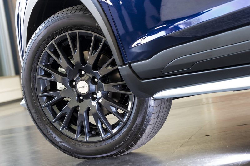 ダーククロームのグリルフィニッシャーや、ドットパターンのフォグランプフィニッシャー、メタル調フィニッシュのフロントプロテクターなどにより、高級感と力強さを兼ね備えるアクティブなデザインとした