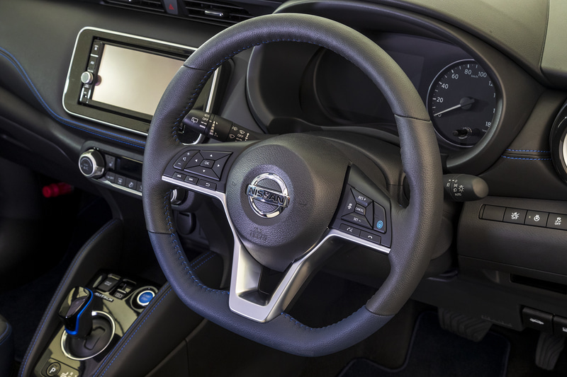 随所に用いられる上質な素材で仕立てられたアイテムで、個性と高級感を創出する