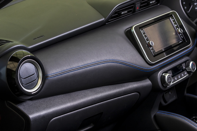 随所に用いられる上質な素材で仕立てられたアイテムで、個性と高級感を創出する