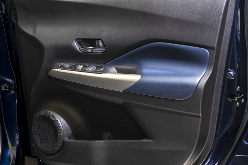 随所に用いられる上質な素材で仕立てられたアイテムで、個性と高級感を創出する