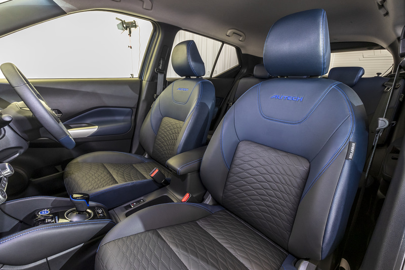 ブルー/ブラックコンビレザレットシート「AUTECH」刺繍（ブルーステッチ）は海の波をイメージしたデザイン