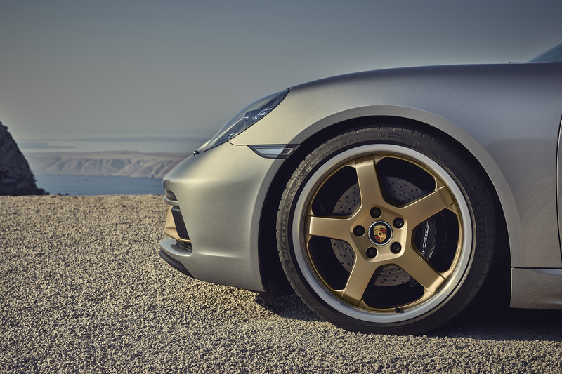 GTシルバー メタリックのボディカラーを採用するほか、銅のようなきらめく茶色「ネオジム」をサイドエアインテークやホイールなどにアクセントカラーとして用いる