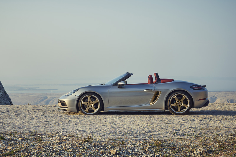 GTシルバー メタリックのボディカラーを採用するほか、銅のようなきらめく茶色「ネオジム」をサイドエアインテークやホイールなどにアクセントカラーとして用いる